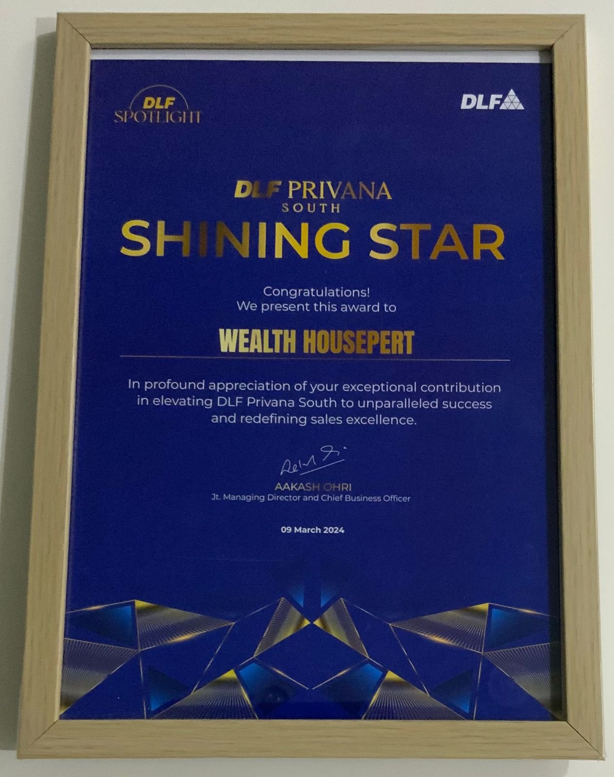 DLF Privana South Shining Star award presented to Wealth Housepert